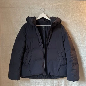 Jacka  - Jacka från Uniqlo med 90% dun. Använd men i bra skick, smådefekter kan förekomma. Två ytterfickor och en innerficka. Skriv vid frågor och om fler bilder önskas!💕