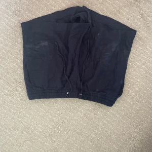 Marinblåa shorts från H&M - Säljer ett par svarta shorts från H&M i storlek S. De är tillverkade av en mjuk blandning av linne och viskos, vilket gör dem superbekväma. Shortsen har en elastisk midja med dragsko för perfekt passform. Perfekta för en avslappnad dag eller en promenad i parken.
