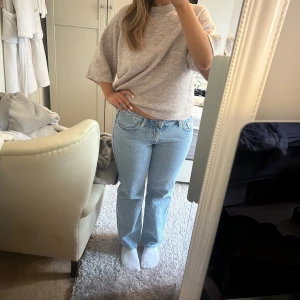 Low waist jeans - Snygga ljusblå lågmidjade jeans från Weekday i modellen Arrow🙌🏻 Nyskick då de använts någon enstaka gång.