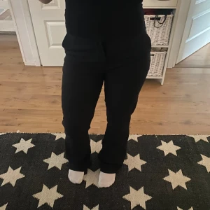 Kostymbyxor  - säljer ett par kostymbyxor från bikbok med en hög midja i storlek 34 de har en liten slits ner vid fötterna som börjar vid ankeln, knappt använda💞 nypris - 499kr