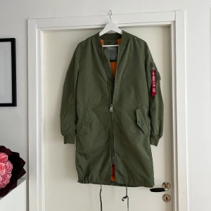 Alpha Industries - Militär grön alpha industries jacka i storlek s.