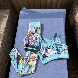 Tränings set får stronger  - Jag säljer min stronger set för att det har blivit för kort för mig. Det är i storlek xs och är Använt några gånger. Det är i bra skick Är lite noppriga men annars är de så nya. Färgen är som ny  Original pris enligt deras egna hemsida är 1200 för bå