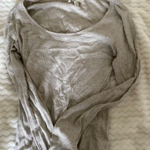Beige ribbad långärmad topp - Säljer en superfin beige ribbad topp med långa ärmar. Perfekt för både vardag och lite finare tillfällen. Den är i storlek S och sitter riktigt snyggt på kroppen. Passar perfekt till höst- och våroutfits!