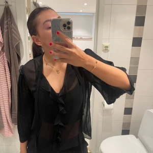 Volang blus 🖤 - En så så fin svart volang blus som ej kommer till användning längre. Står ej märke eller storlek men gissar att det är en S/M 🖤