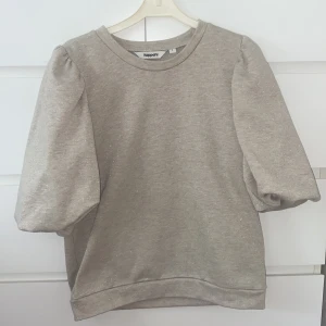 Tröja med puffärmar - Söt beige tröja i skimrigt tyg med puffärmar. Säljer då den inte kommer till användning längre🤍🤍