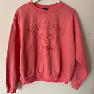 Monki sweatshirt - Rosa sweatshirt med tryck fram💕
