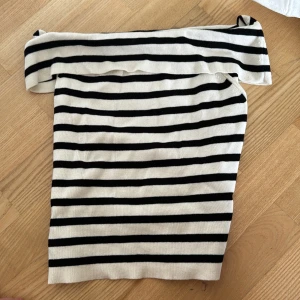Offshoulder topp - Enkel och classy offshoulder topp storlek m helt ny