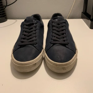 Navy Pull and bear skor  - Använda skor men i bra skick, det är värre skick på sulan. Den säljs billigt pga skicket. Storleken är 42, och skorna ser fräscha ut ändå. 