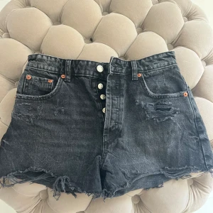 Jeansshorts  - Zara jeansshorts, använda ca 1 gång. Passar XS-S.
