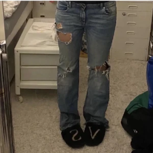 Slitna jeans  - Säljer dessa låg/mid jeansen med slitningar från pull and bear! Dem är använda och därav slitna nere vid foten! Men inget som egentligen stör eller syns speciellt mycket, därav priset💕