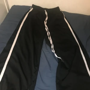 byxor - riktigt snygga byxor med vita streck på sidan, flared och eller baggy