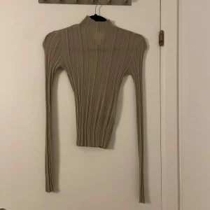 Tajttröja - Jätte fin tröja från hm, men är nu gör liten plus går ej någon användning för den. 