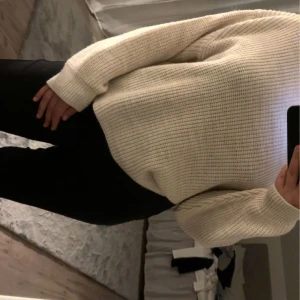 Stickad beige tröja - Aldirg använd 