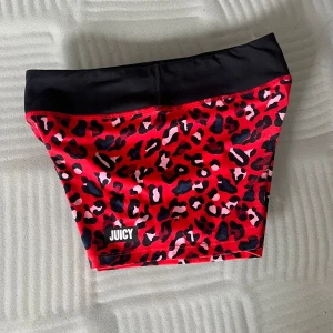 Träningsshorts - Träningsshorts från Juicy. Mycket bra skick använda ett fåtal gånger.