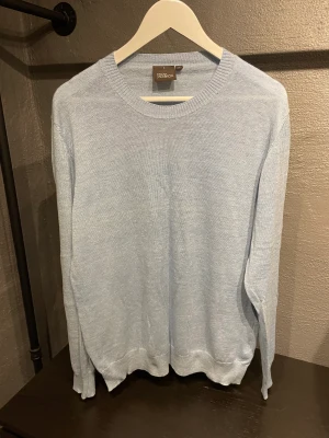 Tröja i merino ull från oscar jacobsson - Knappt använd ljusblå merino ull tröja från oscar jacobsson👍