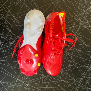 Adidas fotbollsskor  - Säljer ett par röda Adidas copa sense 1 fotbollsskor.  Använda 1 gång så dom är som nya.  Storlek 41 och 1/3 Nypris ligger runt 1800  Säljer för 1000kr