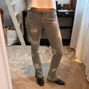 Maje jeans med skitsnygga detaljer och sliten design! Jeansen har slits med blixtlås och är lågmidjade. Jeansen sitter som 34/36 men vet inte exakt storlek❤️