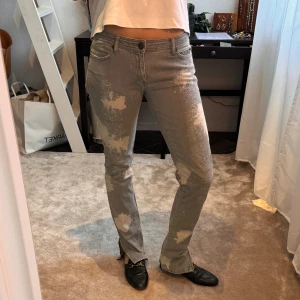 Maje jeans - Maje jeans med skitsnygga detaljer och sliten design! Jeansen har slits med blixtlås och är lågmidjade. Jeansen sitter som 34/36 men vet inte exakt storlek❤️