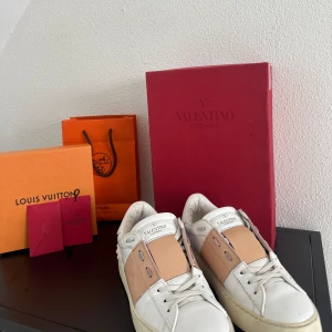 Valentino Open (tjej) - ett par sjukt snygga valentino open med rosa glans! är i storlek 37, och är i ett jätte bra skick, box och kuvert medkommer vid köp, hör gärna av er vid intresse!🙌🏽👍🏽