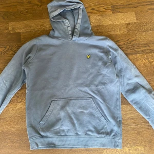 Lyle & Scott hoodie - En Lyle & Scott hoodie i strl 14/15 år som har använts men fortfarande väldigt fint skick. Pris 200 kr