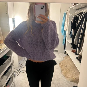 Stickad tröja - Säljer denna stickade tröja från Vero moda💜💜