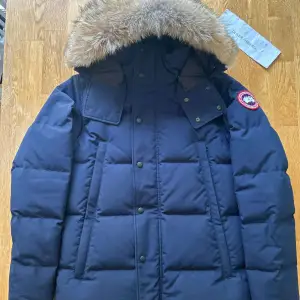 Ny fräsch marinblå canada goose wyndham. Jackan och pälsen är äkta, köptes föra vintern så den är använd en halv vinter (den är som ny) Skriv vid intresse! 