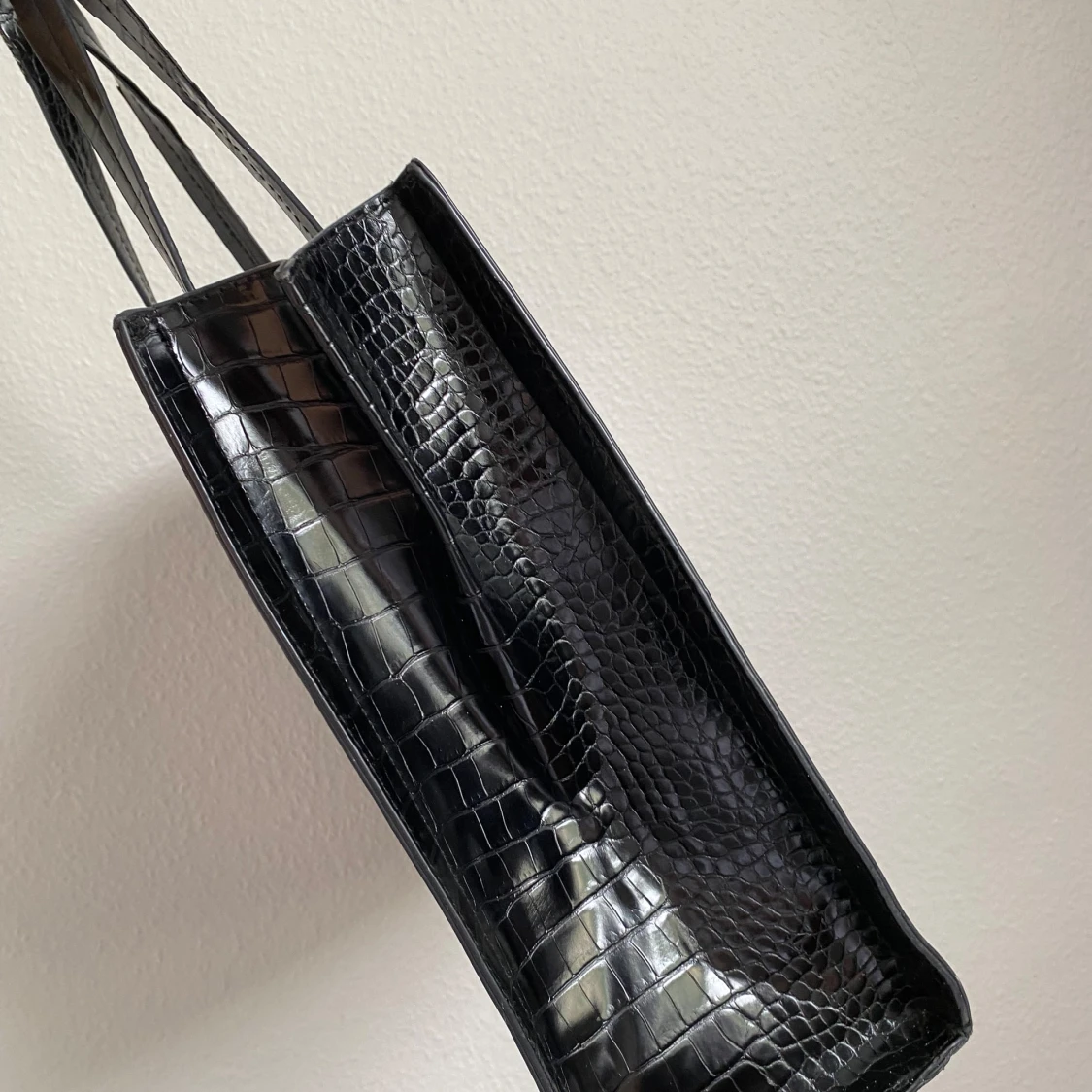 Svart axelväska i krokodilpräglat material - 92