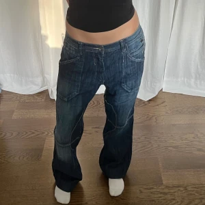 Baggy jeans - Baggy jeans från Identic. Midjemått: 94 cm, 47 cm rakt över. Innerbenslängd: 80 cm, uppsydda nertill. Unisex fit 💕
