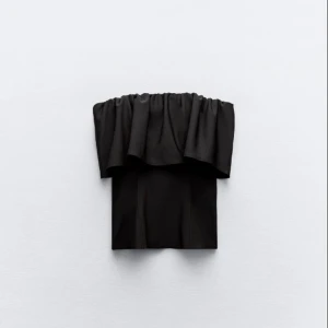 Topp med bara axlar o volanger  - Helt nyskick då jag glömde att skicka tillbaka, aldrig använt o prislappen är kvar. Helt slutsåld på Zara💗