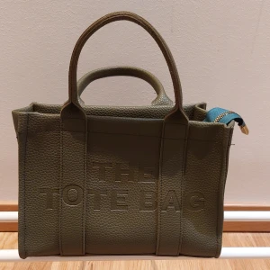 Tote bag - Olivgrön mellan storlek tote bag, axelband medföljer🫶🏼