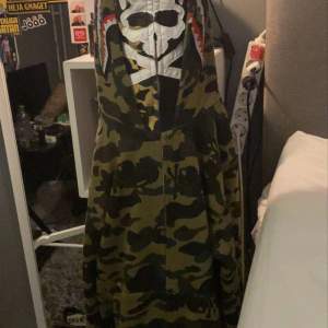 Säljer min Bape hoodie som ej kommer till användning. Endast använd ca 5 gånger. Köpt i butik i New York, inget kvitto kvar dock. Pris går att diskuteras! 