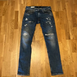 Replay jeans - Säljer nu mina replay anbass jeans då jag inte änvänder dem längre. Dem är slimfit och storklek 31. Använda fåtalgånger