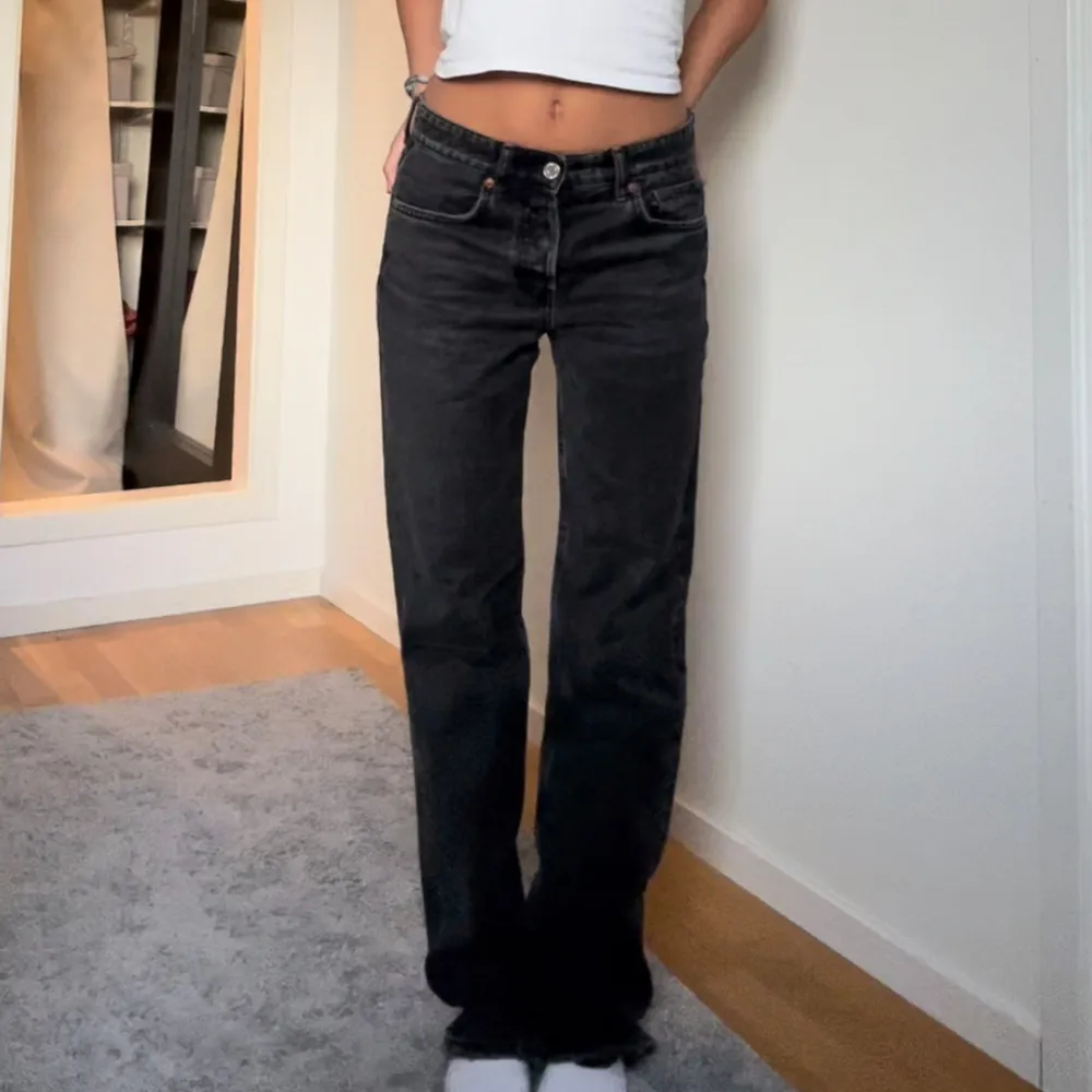 Säljer dessa svarta / grå  jeans från zara då de inte kommer till användning! Pris går att diskuteras vid snabb affär!. Jeans & Byxor.