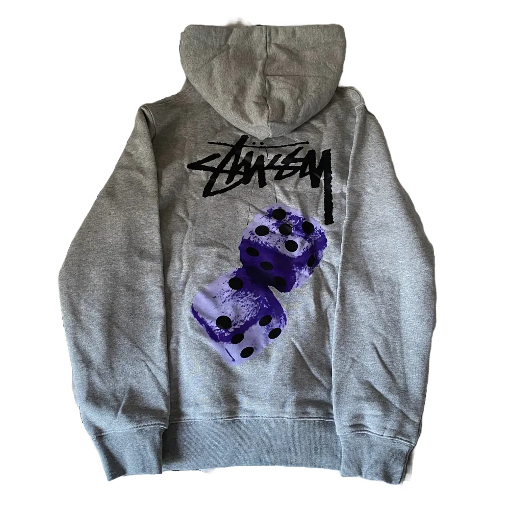 Säljer nu denna soft hoodie av märket Stüssy | Skick : 9/10, sparsamt använd | Pris : Nypris : 2195kr, mitt pris : 1299kr. Priset är inte hugget i sten | Om du har några frågor är det bara att höra av dig! ❤️. Hoodies.