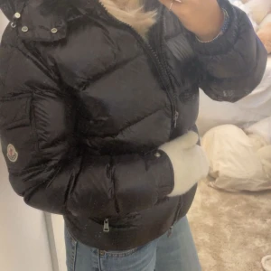 Moncler maya jacka - Jättebra skick! Storlek 1 vilket motsvarar S, denna jackan passar S/M. JACKAN ÄR ÄKTA! Finns äkthetsbevis. Kan även tänka mig att byta mot en annan jacka men då får du betala extra vid sidan då denna är mycket dyrare förmodligen!🥰 nypris: ca 15000. Har en liten liten laglapp men den tycker jag inte syns så mycket.