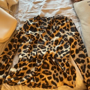 Leopard blus  - Jättefin leopard blus, aldrig använd.