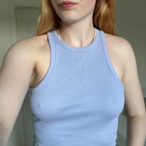 Ribbat lila linne  - Mycket bra skick, skönt ribbat material! 