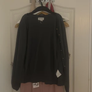 Holly&white kofta. - En grå/svart kofta från Holly&white. Bra skick. Använts 4/5 gånger. Guld knappar på.  