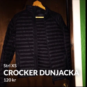 Crocker dunjacka - Simpel och snygg! Tunn dunjacka, Den är i gott skick, storlek XS 🖤
