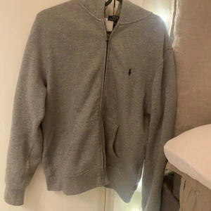 Raulph lauren zip hoodie 🩶 - säljer denna fina raulph lauren hoodien, nästan helt ny, använd två gånger och tvättad två gånger. Nypris 1200 kr därav priset. Pris kan diskuteras. Storleken är L i barn storlek, men har du xs-M så passar den bra! kom privat för fler bilder 💞