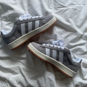 Adidas campus 00's grey - Säljer mina campus i storlek 38 då de är för små för mig, endast testade! 