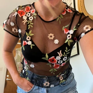 Meshtopp med broderi - Meshtopp i svart med blommor från carlings. Frakt tillkommer på 58kr
