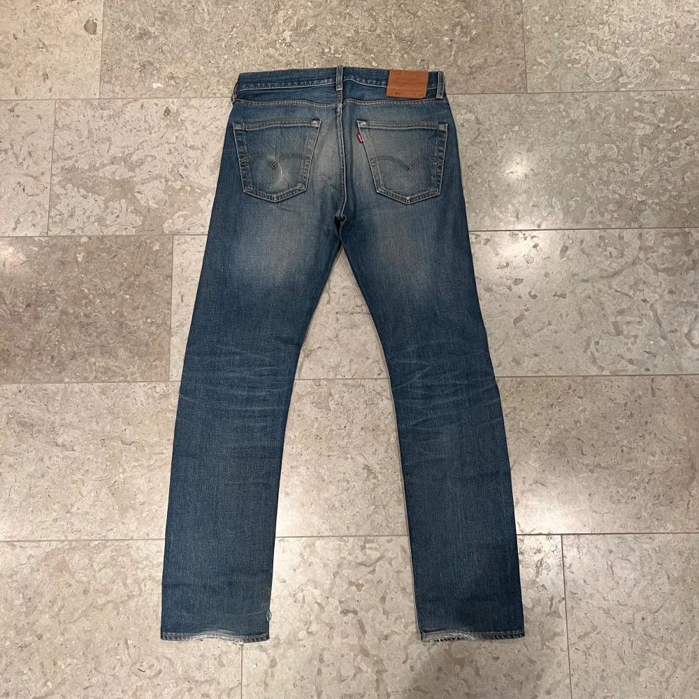 Snygga Levis jeans. Bra passform. Små slitningar vid foten.. Jeans & Byxor.