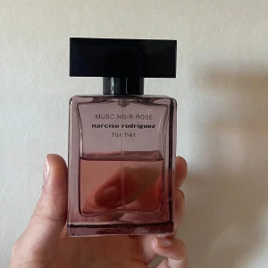 Musc Noir Rose från Narciso Rodriguez - Musc Noir Rose parfym från Narciso Rodriguez. Trendig, sofistikerad och feminin doft. Ca 60% kvar, nypris 850:-