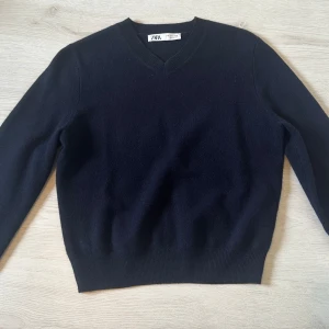 Stickad tröja  - Snygg stickad tröja från zara som är lite cropped. Stolen M men skulle säga mer S Knappt använd så väldigt fint skick 🌟 