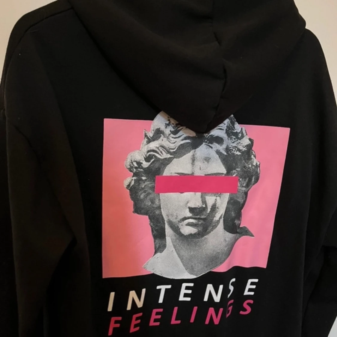 Svart hoodie med tryck från Shein - 90