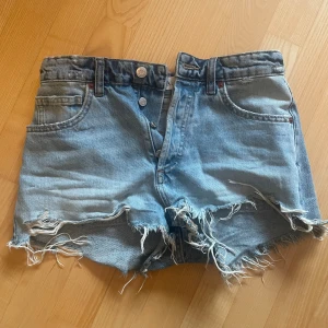 Jeansshorts  - Håliga jeansshorts från Zara💕Supersnygga! Står lågmidjade men skulle säga att de är lite mid waist💞