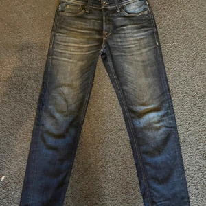 Jack and Jones jeans tapeter Mike - Säljer mina gamla Jack and Jones jeans är i riktigt bra skick använd några gånger men utan defekter. Passar grisch😃