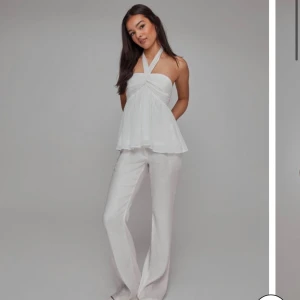 Dreamy chiffon topp nelly - Helt slutsåld på hemsidan, säljer då den ej passade mig. Helt ny med lappar kvar 💕 nypris 349kr säljer även samma topp i svart