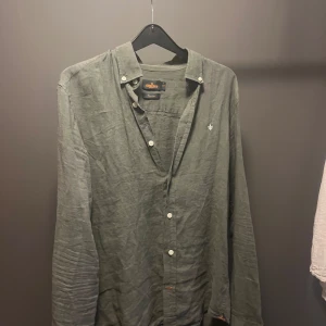 Morris skjorta  - Tjena säljer nu min Morris skjorta i färgen Oliv grön som jag köpte för ett tag sen men inte kommit så mycket till användning De är strl s men funkar och som m.  Kan sänka priset vid snabb affär !!!!